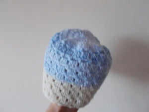 Handgefertigte Häkelmütze für Babys Unisex blau weiß und creme - Bild 1 von 1