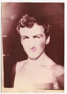 Astratto senza camicia bello giovane uomo rigonfiamento spiaggia beefcake strano gay foto vintage - Foto 1 di 2