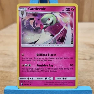 Tarjeta Pokémon Gardevoir Cosmo Holo 141/214 Trueno Perdido Sol y Luna - Imagen 1 de 2