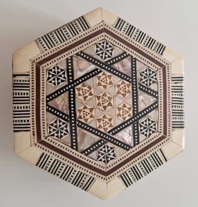 Vintage Schmuck/Schmuckkästchen aus Holz mit Intarsien Perlmuttmuster - Bild 1 von 9