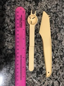 Tupperware Käsehobel Messer 1223-4 & Olivengabelhalter 1450-32 beide hellbraun - Bild 1 von 2