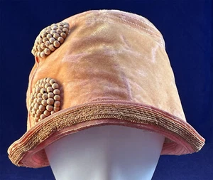 Vintage Playgirl Art Deco Cloche Hut rosa Samt Natur Stroh Holz Perlenborte - Bild 1 von 5