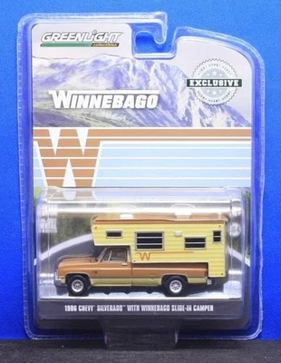1/64 Greenlight 1986 Chevrolet C20 Silverado Camper Special con Winnebago - Immagine 1 di 2