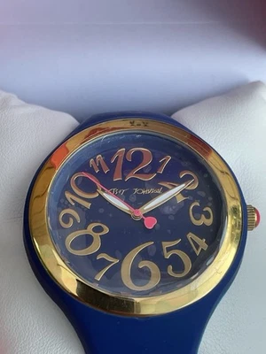 Reloj BETSEY JOHNSON Dorado Seuss Caprichoso Cuadrante Rosa Corazón Azul Silicona Nuevo Batt Foto 1 de 4