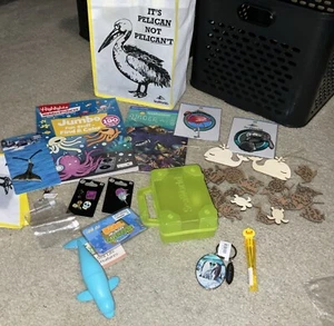 SEAWORLD REUSABLE BAG, GIRLS BUNDLE NECKLACE,SHIRT PINS,KEYCHAIN,PATCH,BOOK, ETC - Picture 1 of 24