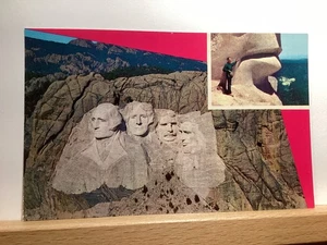 Mt. Rushmore/Park Ranger at Lips of Lincoln: Black Hills, SD - Vintage Postcard - Picture 1 of 3