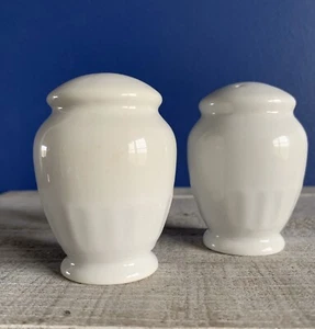 Martha Stewart • MSE • Embossed White China • Salz & Pfefferstreuer Set - Bild 1 von 12