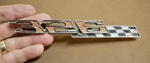 Stemma auto d'epoca Pontiac 326 in metallo, scacchiera, anni '60 - Foto 1 di 3
