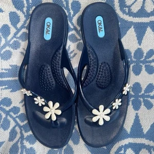 Chanclas de tanga para mujer M (US 7/8) OKA B USADAS EN EXCELENTE ESTADO azul marino con flores blancas metálicas - Imagen 1 de 10