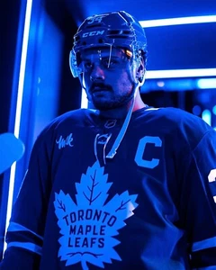 Foto de hockey Auston Matthews luces de túnel Toronto Maple Leafs 8x10 NHL - Imagen 1 de 1