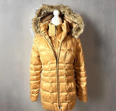 Abrigo acolchado pequeño para mujer capucha extraíble ribete de piel sintética cuello alto Foto 1 de 4