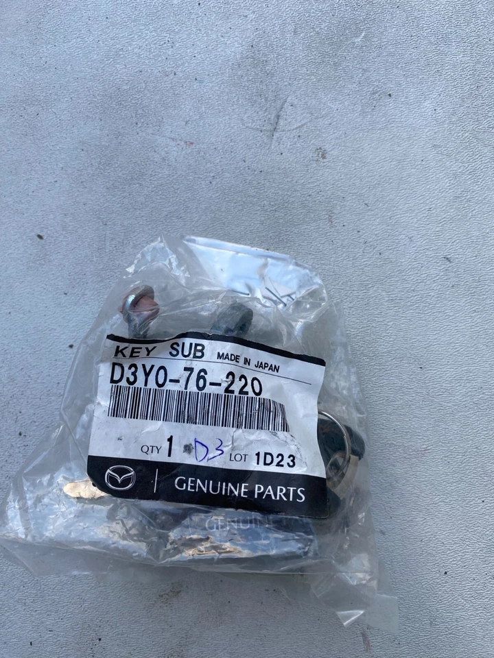 Cilindro y llaves de cerradura de puerta delantera izquierda originales Mazda para Mazda 6 D3Y0-76-220 Foto 1 de 1