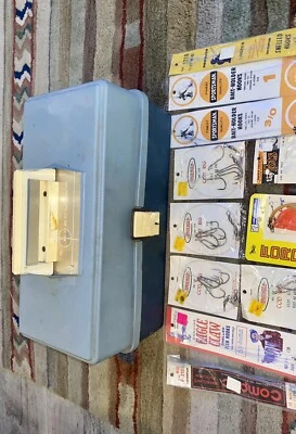 CARGADO Plano 6600 The Executive Tackle Box con Bobbers, Ganchos y Plataformas de Bacalao Foto 1 de 4