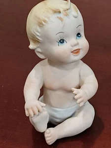 Klavier Baby Figur Junge sitzt Windel blaue Augen lächelnd Hand auf Fuß Porzellan - Bild 1 von 7
