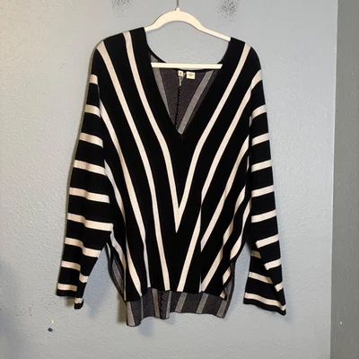 Suéter Anthropologie Moth Hadley Rayas Profundo V Chevron Negro Blanco Talla Mediana Foto 1 de 4