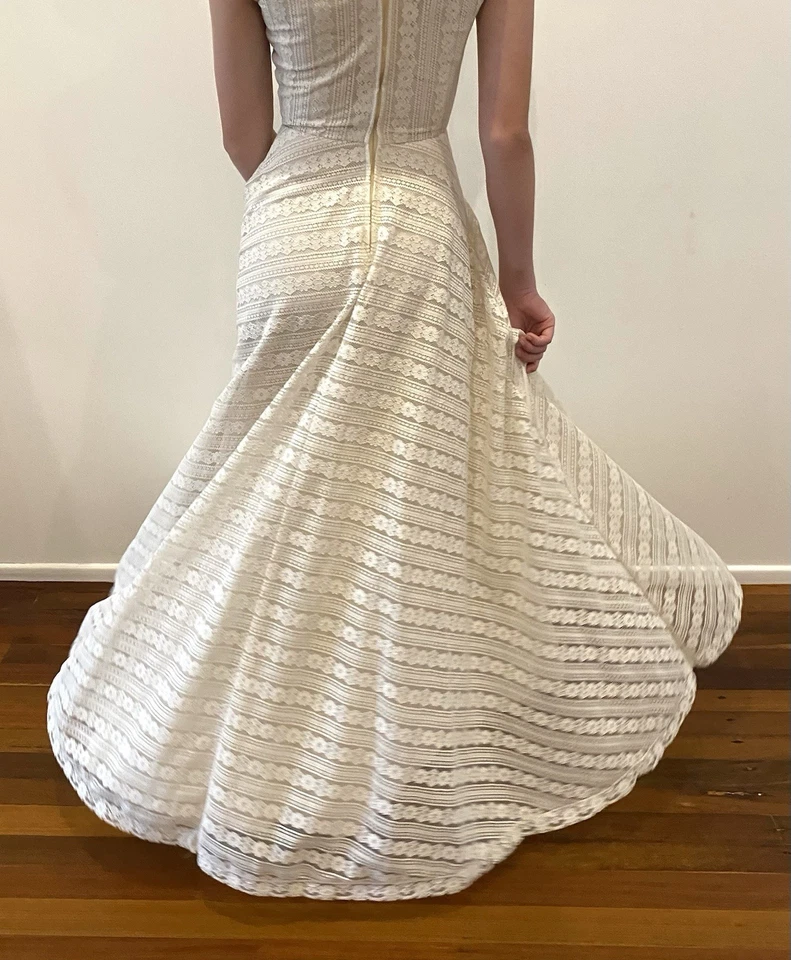 Vintage Lace Look Denise L Wedding Dress Floor Length Excellent condition Size S - Image 1 of 4