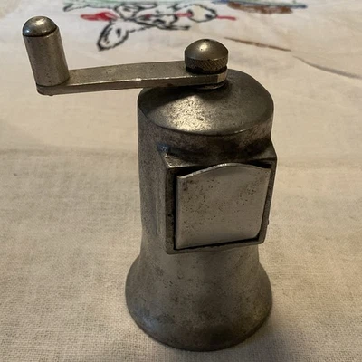 Molinillo de pimienta de aluminio fundido Perfex vintage hecho en Francia 4" diseño temprano Foto 1 de 4