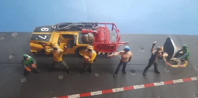U.S. Navy Flight Deck Crew & MD3 Carrier Tow Tractor 1/72 Fujimi - painted - Immagine 1 di 4