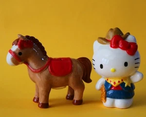 Neu im Karton Hello Kitty Cowgirl Salz & Pfefferstreuer blauer Himmel Tonarbeiten Sanrio - Bild 1 von 5