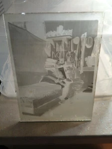 PLAQUE PHOTO VERRE MILITAIRE LISANT LA PARISIENNE PRES DU LIT EQUIPEMENT SOLDAT - Picture 1 of 1