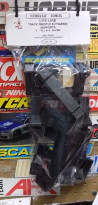 SOPORTES DE ELEVACIÓN DE CABALLETE DE PISTA REALISTAS, HO SLOT CAR, #433-9920, (PAQUETE DE 8 piezas) Foto 1 de 2