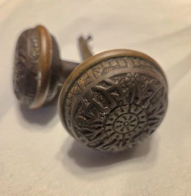 Perilla de puerta de hierro fundido ornamentada antigua/de colección placas traseras herrajes de puerta salvamento Foto 1 de 4