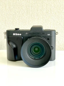 Nikon 1 V1 Mirrorless Camera w/ 1 NIKKOR 10‑30mm VR Lens 10.1MP Good Cond - Bild 1 von 18