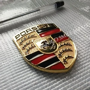 PORSCHE Emblem Gold Metallschild Badge Auto Dekoration mit Band Neu - Bild 1 von 2