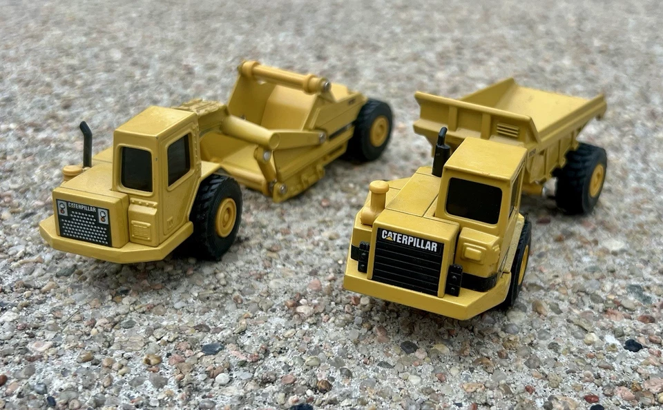 Camión de volteo para vehículos de construcción fundidos a presión 2 ERTL CAT 1:64 D25D y rascador 613C  Foto 1 de 4