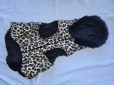 Chaqueta hinchada Simply Dog con estampado animal y capucha de piel sintética talla M-clima frío Foto 1 de 4