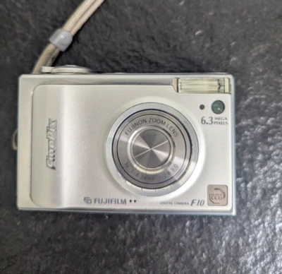 FujiFilm FinePix F10  Digitalkamera  mit Zubehörpaket - Bild 1 von 4