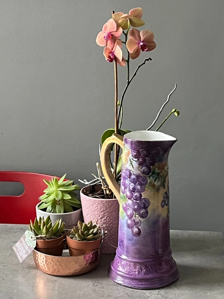 Precioso jarrón jarra vintage pintado a mano de uvas moradas de 12-1/4" de alto Foto 1 de 4