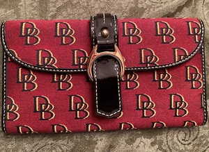 NEU DOONEY & BOURKE ROT SCHWARZ LACK SIGNATUR CLUTCH SCHECK GELDBÖRSE KREDITKARTE - Bild 1 von 6