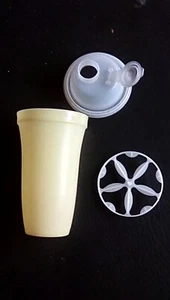 Tupperware Quick Shake/Gravy/Dressing Mixer Yellow #844-12 - Picture 1 of 3