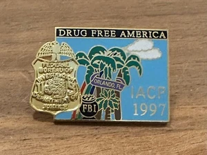 Spilla di sicurezza mini badge vintage FBI 1997 IACP Orlando America senza droga - Foto 1 di 1