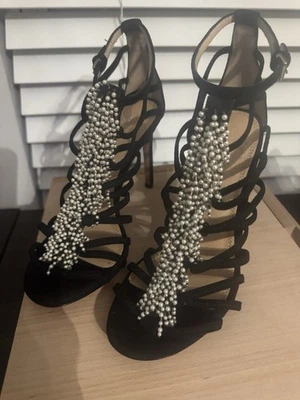 Sandalias de tacón Tory Burch negras de gamuza adornadas con perlas con suela de cuero 7 Foto 1 de 4