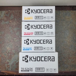 Set 4 cartucce toner originali Kyocera TK5242 CMYK ECOSYS M5526cdw P5026cdw - Foto 1 di 5