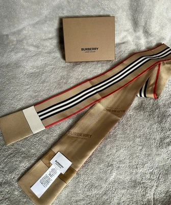 Nueva bufanda de seda a rayas ajustada Burberry hecha en Italia Foto 1 de 4