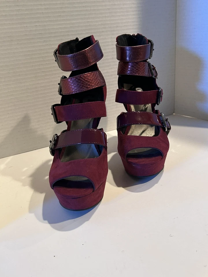 Salto agulha feminino "G by Guess" tamanho 6 roxo escuro com tiras modelo de loja novo - Imagem 1 de 4