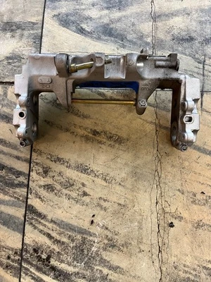 Soporte de cojín trasero Honda CBR954RR / montaje de amortiguador 50300-MCJ-750 - 2002-2003 - EE. UU. Foto 1 de 3