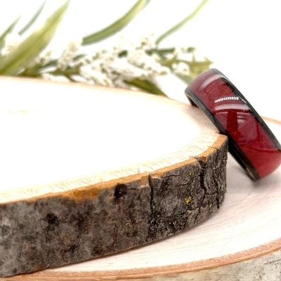 Anillo de hombre de tungsteno negro de 8 mm para regalos de Navidad con incrustación de madera roja banda de borde escalonado Foto 1 de 4