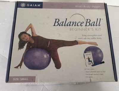 Kit de Pelota de Equilibrio Gaiam, Silla de Pelota de Yoga Mediana 26", Entrenamiento Ab Abs con Bomba, DVD Foto 1 de 4