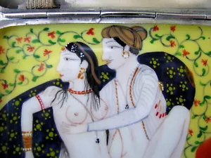 ANTIGUO ESTUCHE DE CIGARRILLOS KAMA SUTRA DE PORCELANA ESTERLINA INGLÉS 1911 PINTADO A MANO - Imagen 1 de 12