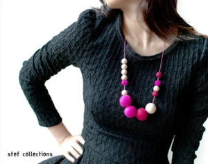 Wooden bead necklace Pink felt balls, Fashionable Women Girl Chunky Statement - Foto 1 di 4