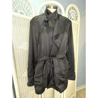 Chaqueta corta Vince negra satinada con cinturón drapeada ligera L elegancia Foto 1 de 4