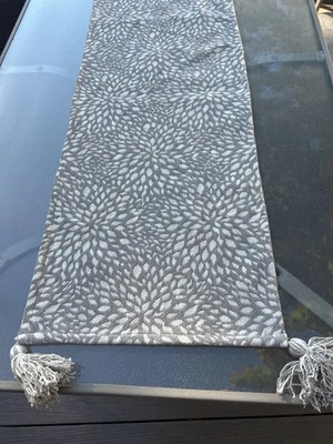 Corredor de mesa extra largo gris y crema con borlas Rachel Ashwell “The Farmhouse” Foto 1 de 3