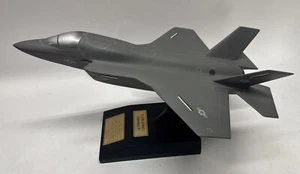 Lockheed-Martin F-35B Lightning II großes Desktop Mahagoni Modellflugzeug RAR - Bild 1 von 24