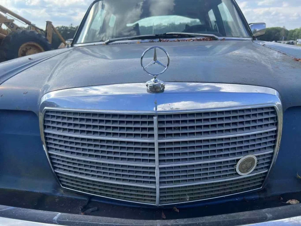 Hood MERCEDES BENZ 240 73 74 75 76 Foto 1 de 4