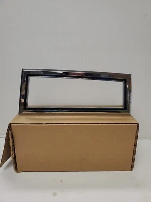 Nuevo bisel de lámpara de estacionamiento izquierda GM 14013619 1980-1981 Chevrolet Impala (29) OEM GM Foto 1 de 4