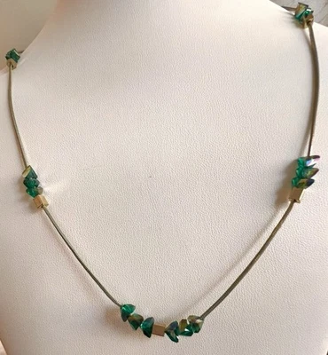 Collar de plata con brillo dorado de cristal de Swarovski verde esmeralda aurora boreal Foto 1 de 4